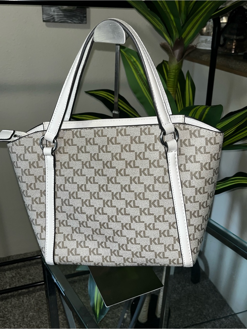 Karl Lagerfeld Beige and White Monogram Tote with Heart Coin purse - Picture 7 of 12